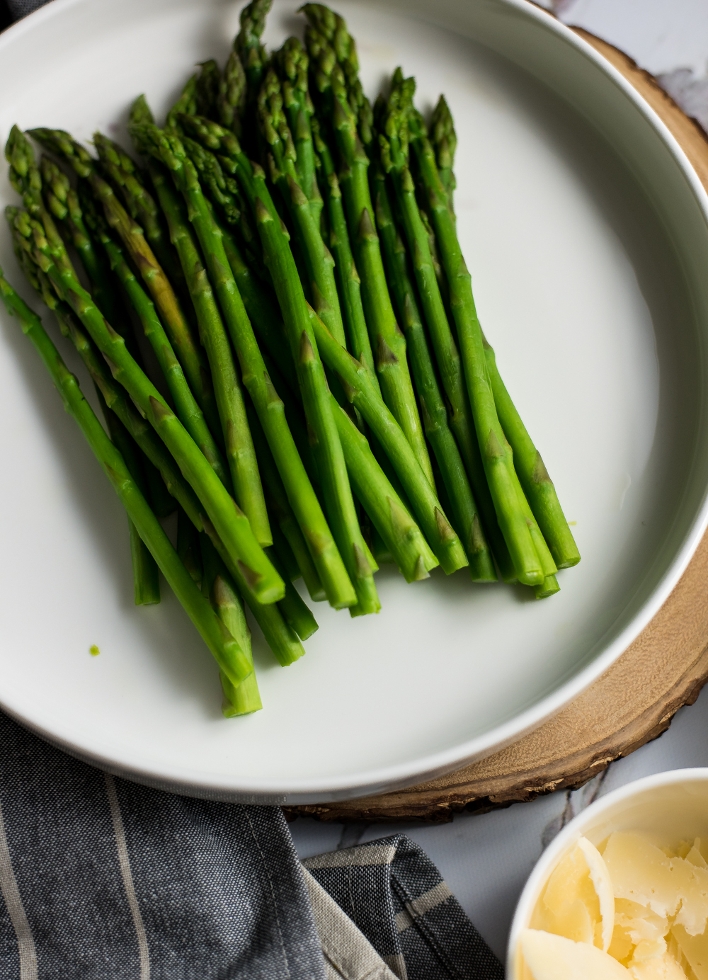 Steamed Asparagus with Ghee Béarnaise Sauce is the perfect side dish for Sunday dinner, especially Easter Sunday dinner! It's super simple and delicious!