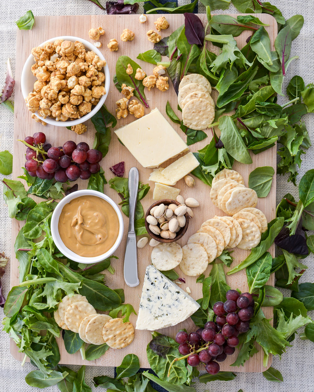 Invite your friends over, pour a glass of wine and enjoy this Caramel Corn + an Oscar Night Cheese Board!