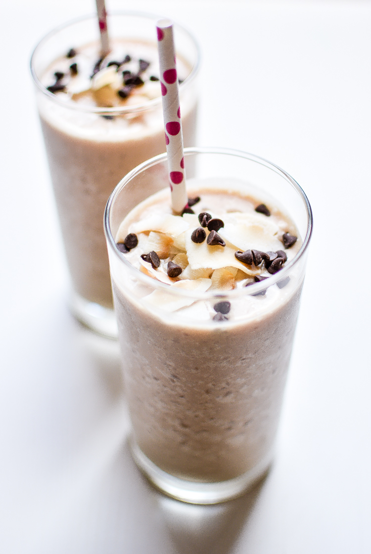 5-Ingredient Chocolate Almond Chia Smoothie with Toasted Coconut: a refreshing and nutritious way to start your day! | www.cookingandbeer.com