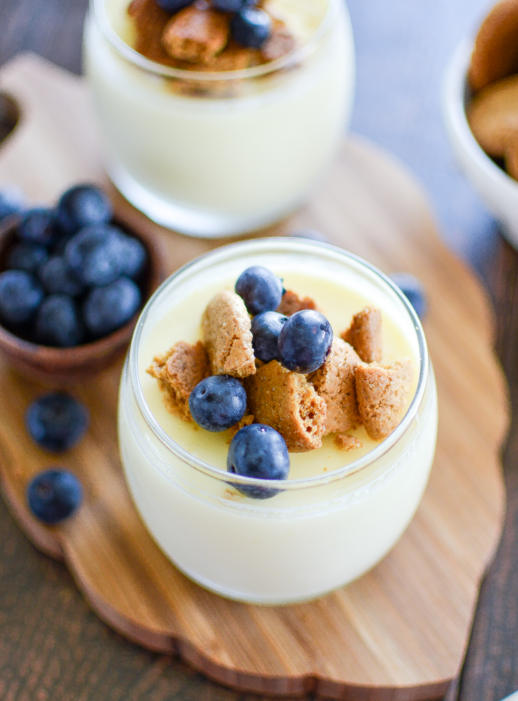 Lemon Pots de Creme with Blueberries and Cookie Crumble: a light and refreshing dessert recipe to serve this summer! | www.cookingandbeer.com