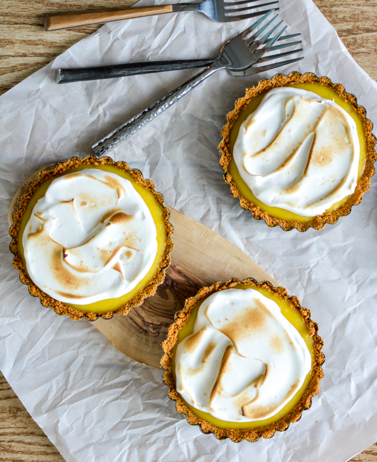 Made of an addicting lime filling and a silky meringue, these lime meringue tarts are perfect for summer! | www.cookingandbeer.com