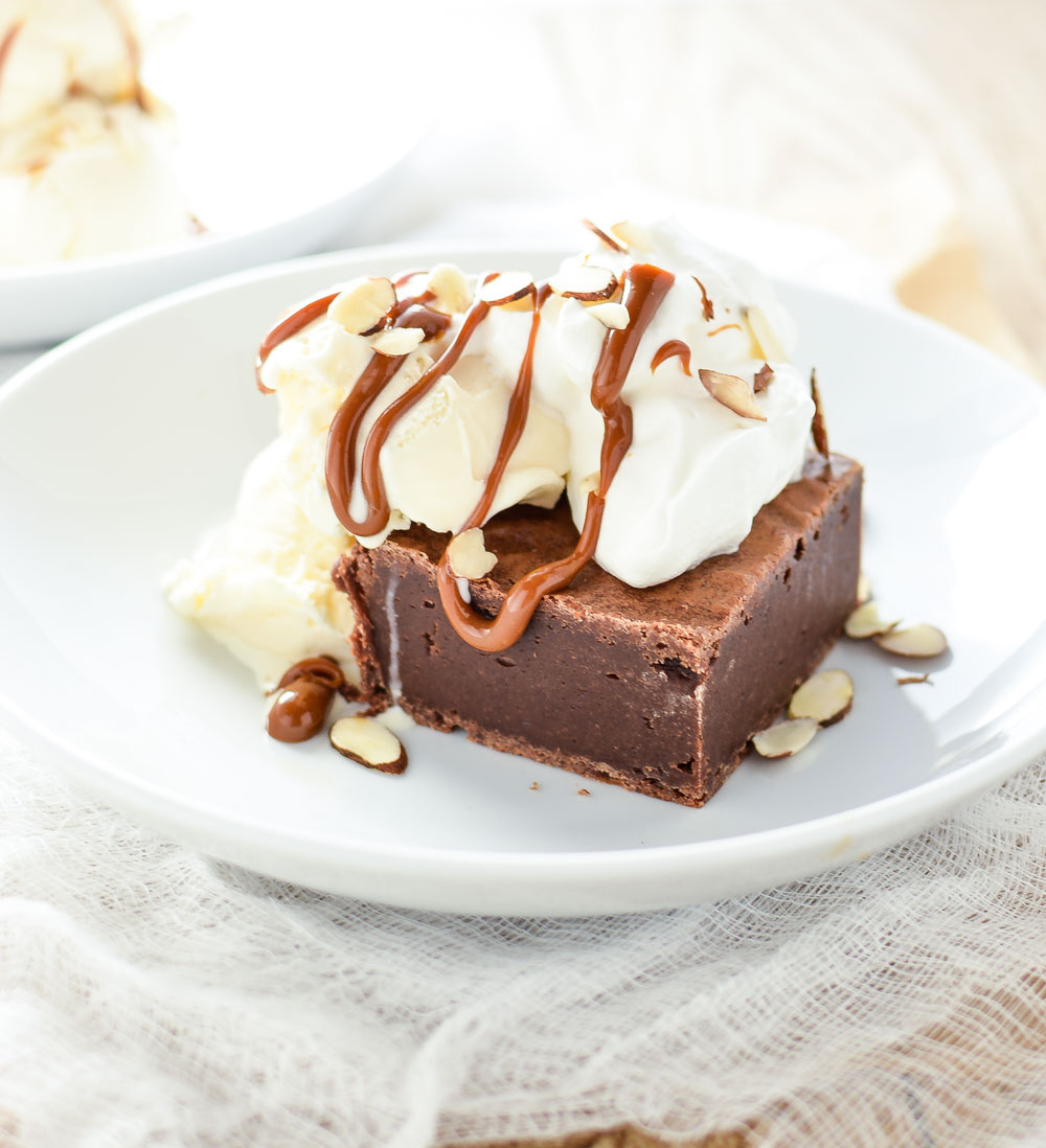 Mexican Chocolate Brownie Sundaes: a sweet chocolatey brownie treat topped with vanilla ice cream and dulce de leche!