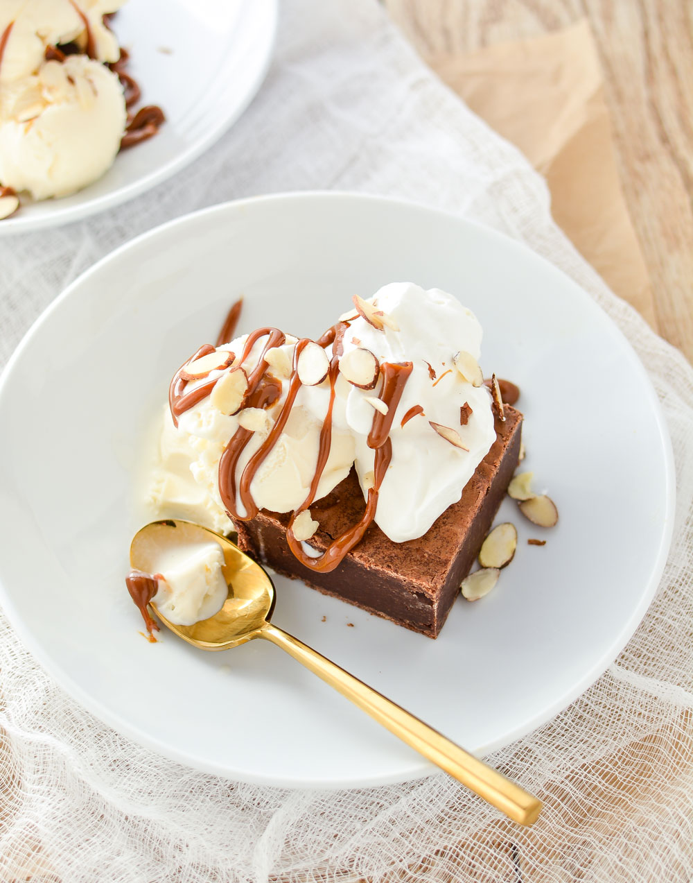 Mexican Chocolate Brownie Sundaes: a sweet chocolatey brownie treat topped with vanilla ice cream and dulce de leche!