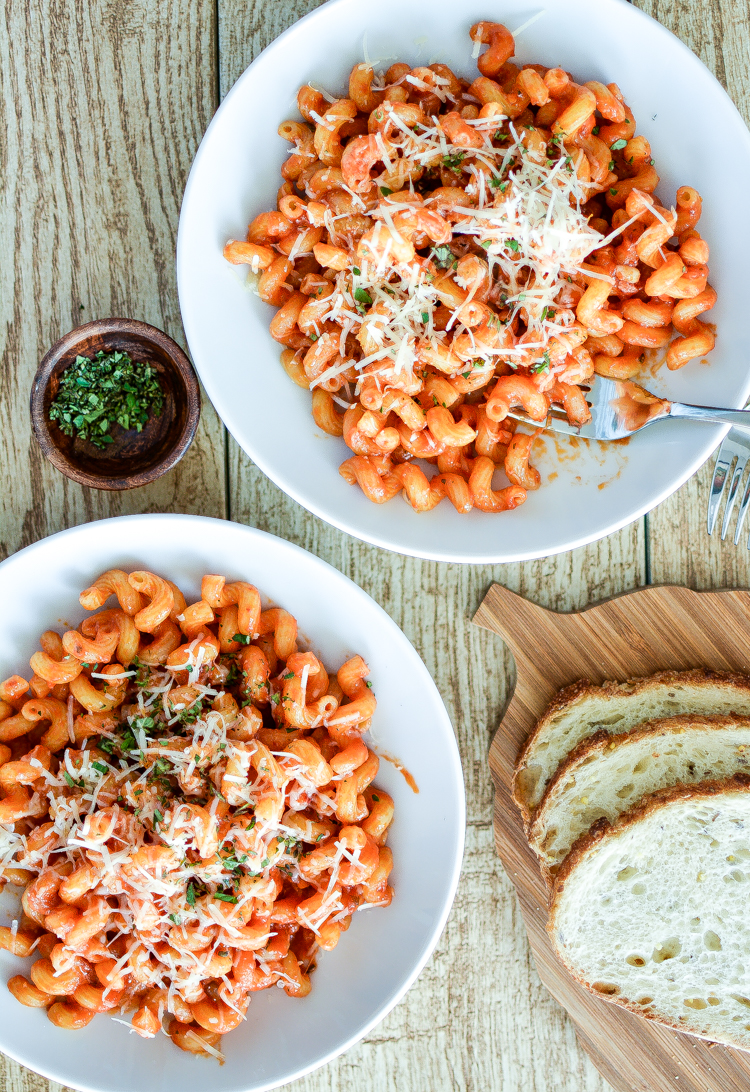 Pasta with Garlic Tomato Sauce: a family-friendly weeknight recipe everyone will love! | www.cookingandbeer.com
