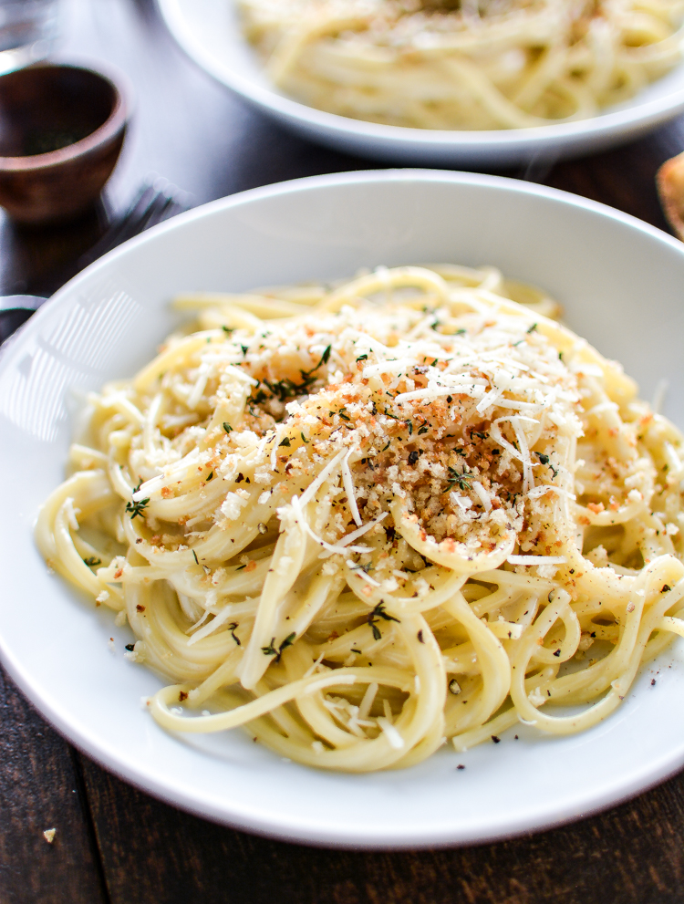 Creamy Pecorino Spaghetti with Toasted Bread Crumbs is a weeknight dinner recipe that's simple, hearty and delicious! | www.cookingandbeer.com