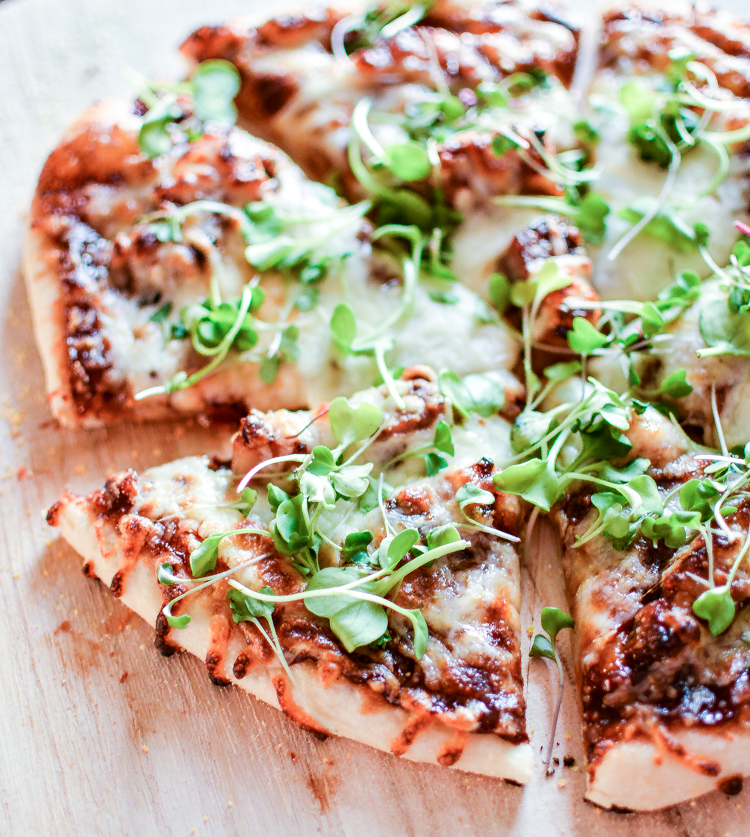 Pork Belly Pizza with Barbecue Sauce is the perfect recipe for Friday pizza night! | www.cookingandbeer.com
