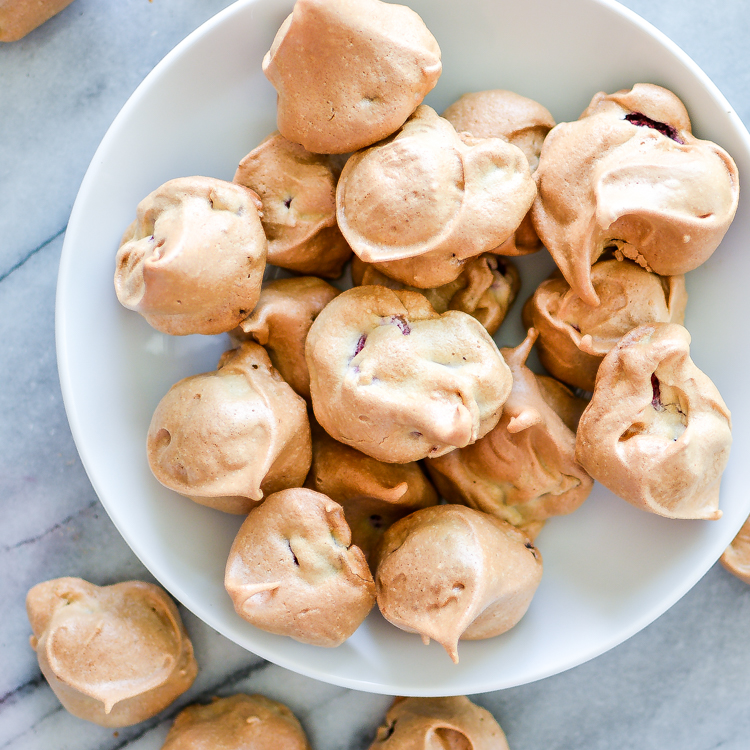 Raspberry and Brown Sugar Meringue Cookies: little pillows of sweetness made with only 4 ingredients! | www.cookingandbeer.com