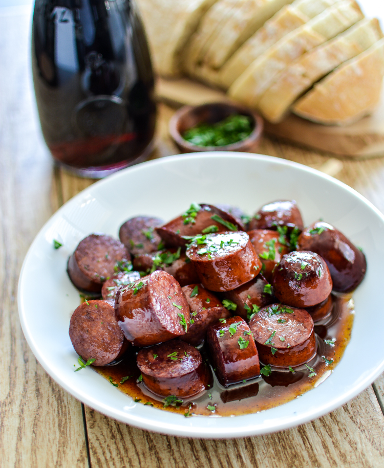 Red Wine Chorizo Bites with Crusty Bread is the perfect appetizer recipe to serve this summer! | www.cookingandbeer.com